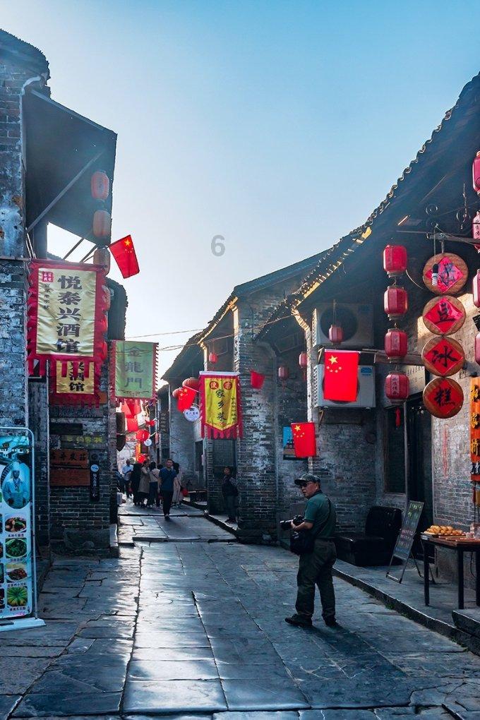 贪官商务车内藏现金,6个大号行李箱装1009万,办案人员直接拉银行柜台清点